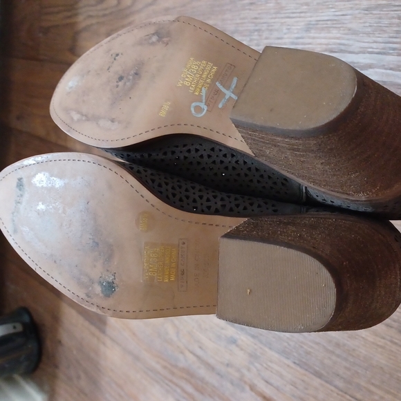 Vince Camuto perforated leather heel booties/ size 8 - Picture 6 of 6